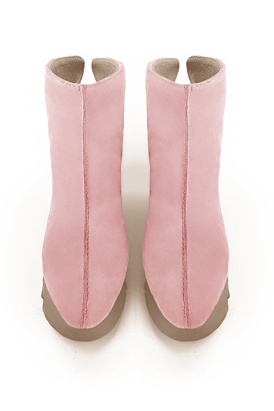 Bottines élégantes et raffinées avec une fermeture éclair à l'arrière, coloris rose pâle. Personnalisation : Choix des cuirs, des couleurs et des talons. Cou-de-pied sur mesure. - Florence KOOIJMAN